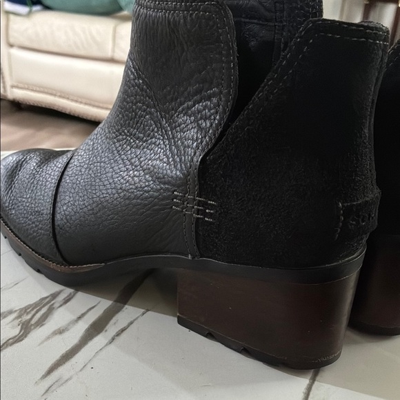 Sorel Black Lolla Cut-Out Ankle Boots Supple Leather and Suede - Picture 8 of 11